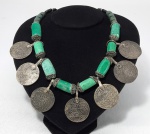 AFEGANISTÃO - Antigo colar étnico com contas em pasta turquesa e moedas árabes. Med. 54 cm. moedas 4 cm.