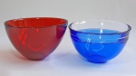 ORREFORS ( suécia) - Dois elegantes bowls em cristal azul e vermelho, assinados e um numerado. Med. 16 x 09 cm e 14 x 08  cm.