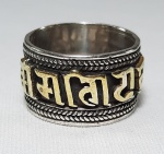 Anel tibetano em prata e detalhes em ouro. decorado com texto em sanscrito e duas vajras. Aro 19