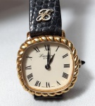 Leonard Geneve Diamantlünette - Suiça - Anos 60/70 - Elegante relógio feminino original, caixa em plaqué dor, movimento à corda, funcionando. Máquina com 17 rubis. Pulseira original. Med.  24 x 25 mm