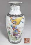 Antigo vaso em porcelana chinesa, período Republicano (1912 a 1949) decorado com cena de cavaleiro em esmaltes Felangcai. Selo laranja com 4 caracteres. Med.  19 cm.  Pq fio de cabelo na parte de dentro do bocal.