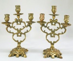 Par de antigos castiçais para três velas em bronze cinzelado. Pés no formato de patas de cabra. Séc.XIX.  Med. 31 x 21 x 10 cm.