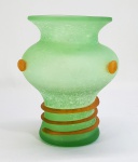 Marion - Vaso artístico em pasta de vidro verde e laranja. soprado e repuxado a mão. Med. 21 x 17 cm. Etiqueta no fundo.