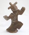 CHINA, DINASTIA HAN (202 A.C - 220 B.C) - Rara escultura (tumbas) representando dançarino(a) com mangas longas esculpida em pedra escura. Pequenas perdas. Med. 25 x 18 cm. Características, material e deterioração compatível com a data sugerida.  VER PEÇAS NO ESTILO ------->  http://www.ipernity.com/doc/laurieannie/48123402   ------------->  http://www.csstoday.com/Item/8425.aspx