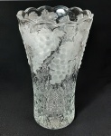 Antigo vaso em demi cristal decorado com cachos de uvas em relevo satinado e lapidação. Altura 27 cm.