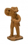 Heleno Manoel (Caruaru/PE, século XX). LENHADOR. Escultura em barro cozido. Altura = 12 cm. Assinada. Em perfeito estado de conservação.