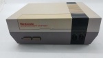 Videogame Console Nintendo mais conhecido como Nintendinho 8 Bits, game lançado em 1985 em Excelente Estado de Conservação (Apenas console, vídeo game foi comprado em um Grande lote,  de um grande colecionador do Rio de Janeiro, onde foi informado pelo mesmo que em teste o mesmo liga, não foi testado em nossa loja por isso não garantimos o funcionamento)