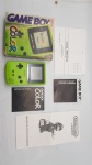 Console Videogame Portátil Game Boy Color Advance Verde Na Caixa Excelente Estado de Conservação . Funcionando, porém , necessita troca da película polarizadora. Não garantimos o funcionamento caso o envio seja feito pelos correios ou transportadora. Videogame Console Portátil , game lançado em 1998 apresenta uma tela colorida, em vez de monocromática do modelo anterior e é ligeiramente mais grosso e alto do que o Game Boy Pocket.