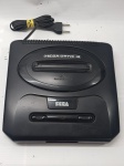 Console Videogame Mega Drive III Excelente Estado de Conservação.Testado por nossa equipe e Funcionando (Não garantimos o funcionamento caso o envio seja feito pelos correios ou transportadora).Lançado em outubro de 1988 no japão ,é um console de video game de 16 bits da Sega que concorria diretamente com o Super Nintendo Entertainment System. O console fez grande sucesso na década de 1990, perdendo espaço após o surgimento e popularização da nova geração de consoles de 32 bits, como o PlayStation da Sony