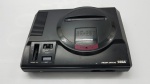 Console Videogame Mega Drive IJaponês Excelente Estado de Conservação.Testado por nossa equipe e Funcionando.Não dá Imagem. (Não garantimos o funcionamento caso o envio seja feito pelos correios ou transportadora).Lançado em outubro de 1988 no japão ,é um console de video game de 16 bits da Sega que concorria diretamente com o Super Nintendo Entertainment System. O console fez grande sucesso na década de 1990, perdendo espaço após o surgimento e popularização da nova geração de consoles de 32 bits, como o PlayStation da Sony