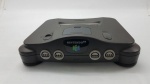 Console Videogame Nintendo 64 Cinza USA Excelente Estado de Conservação. Testado por nossa equipe e Funcionando (Não garantimos o funcionamento caso o envio seja feito pelos correios ou transportadora). Nintendo 64 (com a grafia estilizada NINTENDO64, e abreviação N64), foi um console de videogame da quinta geração lançado pela empresa japonesa Nintendo, em 23 de junho de 1996 no Japão. Lançado como um console com gráficos de 64 bits. No Brasil, foi lançado oficialmente pela Playtronic, e, a partir de 1997, pela empresa Gradiente Eletrônicos, que assumiu a representação da Nintendo no país. Em Excelente Estado de Conservação, na caixa original e funcionando perfeitamente.Item para colecionadores e amantes dos games clássicos.