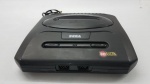 Console Videogame Mega Drive III Excelente Estado de Conservação.32 Jogos na memória.Testado por nossa equipe e Funcionando (Não garantimos o funcionamento caso o envio seja feito pelos correios ou transportadora).Lançado em outubro de 1988 no japão ,é um console de video game de 16 bits da Sega que concorria diretamente com o Super Nintendo Entertainment System. O console fez grande sucesso na década de 1990, perdendo espaço após o surgimento e popularização da nova geração de consoles de 32 bits, como o PlayStation da Sony