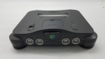 Console Videogame Nintendo 64 Cinza Brasil Excelente Estado de Conservação. Testado por nossa equipe e Funcionando (Não garantimos o funcionamento caso o envio seja feito pelos correios ou transportadora). Nintendo 64 (com a grafia estilizada NINTENDO64, e abreviação N64), foi um console de videogame da quinta geração lançado pela empresa japonesa Nintendo, em 23 de junho de 1996 no Japão. Lançado como um console com gráficos de 64 bits. No Brasil, foi lançado oficialmente pela Playtronic, e, a partir de 1997, pela empresa Gradiente Eletrônicos, que assumiu a representação da Nintendo no país. Em Excelente Estado de Conservação, na caixa original e funcionando perfeitamente.Item para colecionadores e amantes dos games clássicos.