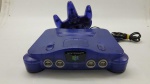 Console Videogame Nintendo 64 Azul USA Excelente Estado de Conservação.Acompanha Manete e Fonte. Testado por nossa equipe e Funcionando (Não garantimos o funcionamento caso o envio seja feito pelos correios ou transportadora). Nintendo 64 (com a grafia estilizada NINTENDO64, e abreviação N64), foi um console de videogame da quinta geração lançado pela empresa japonesa Nintendo, em 23 de junho de 1996 no Japão. Lançado como um console com gráficos de 64 bits. No Brasil, foi lançado oficialmente pela Playtronic, e, a partir de 1997, pela empresa Gradiente Eletrônicos, que assumiu a representação da Nintendo no país. Em Excelente Estado de Conservação, na caixa original e funcionando perfeitamente.Item para colecionadores e amantes dos games clássicos.