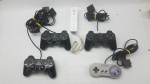 Lote 05 Controles Manetes de Videogame Console Originais , Sendo 03 de PS2 , uma de Super Nintendo -  SNES e uma de Nintendo Wii. Todos reconhecem , porém apresentam algum tipo de defeito.Indicamos a retirada do item diretamente em nossa loja.Caso seja solicitado o envio por correios ou transportadora,não nos responsabilizamos caso o item ao chegar não funcione.