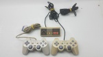 03 Controles Manetes Para Videogame Console PS One e Nintendo - NES - Nintendinho Originais, porém uma das de PS ONE apresenta L1 Ruim ( o mais claro na foto) e a de Nintendo - NES - Nintendinho 8 bits não foi testada.Indicamos a retirada do item diretamente em nossa loja.Caso seja solicitado o envio por correios ou transportadora,não nos responsabilizamos caso o item ao chegar não funcione.