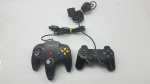 02 Controles Manetes Para Videogame Console Playstation 2 - PS2 e Nintendo 64 - N64 Originais.A manete de Nintendo 64 - N64 apresenta o analógico ruim e a de PS2 , o analógico falhando.Indicamos a retirada do item diretamente em nossa loja.Caso seja solicitado o envio por correios ou transportadora,não nos responsabilizamos caso o item ao chegar não funcione.