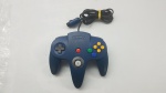 Controle Manete Para Videogame Console Nintendo 64 - N64 Azul Original Testada e Funcionando.Indicamos a retirada do item diretamente em nossa loja.Caso seja solicitado o envio por correios ou transportadora,não nos responsabilizamos caso o item ao chegar não funcione.