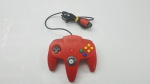 Controle Manete Para Videogame Console Nintendo 64 - N64 Vermelha Original.Indicamos a retirada do item diretamente em nossa loja.Caso seja solicitado o envio por correios ou transportadora,não nos responsabilizamos caso o item ao chegar não funcione.