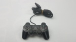 Controle Manete Para Videogame Console Playstation 2 - PS2 Preta Original.Testada e Funcionando.Indicamos a retirada do item diretamente em nossa loja.Caso seja solicitado o envio por correios ou transportadora,não nos responsabilizamos caso o item ao chegar não funcione. 