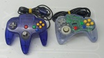 2 Controle - Manete para Nintendo 64 - N64 - Sendo um Original Edição Azul e outro Transparente da Marca Interact, Manete Azul está com muita folga no Analógico e a Transparente com L Travando