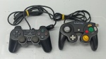 2 Controles - Manete Originais para Playstation 2 - PS2 e Nintendo Game Cube - Manete de PS2 está com o Direcional Ruim e a de Game Cube precisa Trocar o Fio.