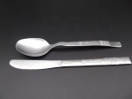 Lote com garfo e faca Inter 80 - Internacional de Porto Alegre Futebol Esporte Clube. Faca mede 19cm e a colher 18cm. A colher apresenta ondulações.