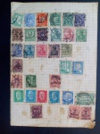 Colecionismo Filatelia Selos Antigos. Lote com 61 selos da Alemanha colados numa folha quadriculada, frente e verso.
