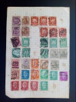 Colecionismo Filatelia Selos Antigos. Lote com 35 selos da Alemanha - Deutsches Reich - colados num lado de uma folha quadriculada e 12 selos do Brasil colados no outro lado.
