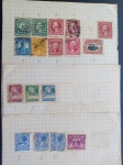 Colecionismo Filatelia Selos Antigos. Lote com 21 selos dos Estados Unidos, Suíça (Helvetia), Holanda (Nederland), Itália (Poste Italiane) e Argentina colados em 3 folhas quadriculada, frente e verso.