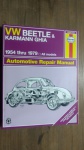 Vw Beetle & Karmann Ghia 1954 Thru 1979 All Models Automotive Repair Manual by Ken Freund, Mike Stubblefield and John  H Haynes, ano 1998, editora Haynes, idioma inglês, laterais com manchas amareladas, livro sem anotações. Carros.