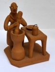 Mestre Elias Vitalino, Escultura em terracota representando `Mulher Socando o Pilão` - med. 7 x 5 cm