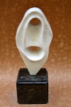 Bruno Giorgi, `Ritmo` - Escultura em mármore branco - med. H 21 x L 11 x P 5 cm (com base H 30 x L 11 x P 10 cm)