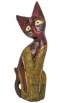 BALI - INDONÉSIA - Belíssima Escultura, representando Gato da Raça Oriental, escupida em madeira pintada na tonalidade chocolate. Dimensões: 26 cm X 9 cm X 4 cm (Alt./Larg./Prof.). lx
