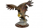 Antiga Escultura, representando Águia, esculpida em resina, possivelmente de origem italiana, base de madeira. Dimensões: 35 cm X 40 cm X 30 cm (Alt./Comp./Prof.).