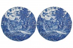 ENOCH WEDGWOOD - OLD ENGLISH VILLAGE - Par de Belíssimos Pratos Fundos, em porcelana branca, decorados no padrão "Blue & White", com paisagens campestres inglesas. Dimensões: 4 cm X 22,5 cm (Alt./Diâm.). xxi
