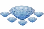ANOS 60 - Belíssimo Conjunto para Sobremesas, em vidro moldado, na tonalidade azul, composto por uma Saladeira e seis para servir. Dimensões: Maior: 8 cm X 28 cm; Menores: 4 cm X 14 cm (Alt./Diâm.). l