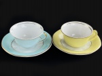 PORCELANA MAUÁ - ANOS 50 - Par de Belíssimas Xícaras de Café e seus respectivos pires, em fina porcelana, nas tonalidades azul claro e amarela,  filetada a ouro. Dimensões: 4,5 cm X 7,5 cm (Alt./Diâm.). c
