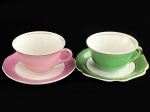 PORCELANA MAUÁ - ANOS 50 - Par de Belíssimas Xícaras de Café e seus respectivos pires, em fina porcelana, nas tonalidades rosa e verde, filetadas a ouro. Dimensões: 4,5 cm X 7,5 cm (Alt./Diâm.). c