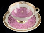 BAVARIA - ALEMANHA - Belíssima Chávena de Coleção, executada em fina porcelana alemã, na tonalidade rosa, com farta aplicação em rendilhados em ouro na borda. Dimensões: 6 cm X 10 cm (Alt./Diâm.). xc