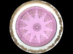 BAVARIA - ALEMANHA - Belíssimo Prato para Servir Bolo, executado em fina porcelana alemã, na tonalidade rosa, com farta aplicação em rendilhados em ouro na borda, com a marca da manufatura na base. Diâmetro: 19 cm. lxxx