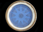 BAVARIA - ALEMANHA - Belíssimo Prato para Servir Bolo, executado em fina porcelana alemã, na tonalidade azul claro, com farta aplicação em rendilhados em ouro na borda, com a marca da manufatura na base. Diâmetro: 19 cm. lxxx
