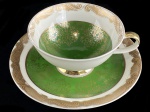 BAVARIA - GERMANY - Belíssima Chávena de Coleção, executada em fina porcelana alemã, na tonalidade verde, com farta aplicação em rendilhados em ouro na borda. Dimensões: 6 cm X 10 cm (Alt./Diâm.). xc