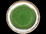 BAVARIA - ALEMANHA - Belíssimo Prato para Servir Bolo, executado em fina porcelana alemã, na tonalidade verde, com farta aplicação em rendilhados em ouro na borda, com a marca da manufatura na base. Diâmetro: 19 cm. lxxx