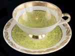 BAVARIA - ALEMANHA - Belíssima Chávena de Coleção, executada em fina porcelana alemã, na tonalidade verde findji, com farta aplicação em rendilhados em ouro na borda. Dimensões: 6 cm X 10 cm (Alt./Diâm.).xc