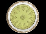 BAVARIA - ALEMANHA - Belíssimo Prato para Servir Bolo, executado em fina porcelana alemã, na tonalidade verde findji, com farta aplicação em rendilhados em ouro na borda, com a marca da manufatura na base. Diâmetro: 19 cm. lxxx