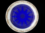 BAVARIA - ALEMANHA - Belíssimo Prato para Servir Bolo, executado em fina porcelana alemã, na tonalidade azul real, com farta aplicação em rendilhados em ouro na borda, com a marca da manufatura na base. Diâmetro: 19 cm. lxxx