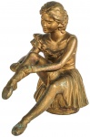 Belíssima Escultura, representando Bailarina calçando as sapatilhas, em resina capeada por bronze. Dimensões: 30 x 28 x 16 (Alt./Comp./Larg.). cl