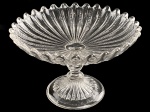 ESBERARD - Belíssima Uveira de Pé Alto, de coleção, em vidro, na tonalidade branca translúcida, borda dentada, Dimensões: 10 cm X 16 cm (Alt./Diâm.). lx