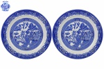 WILLOW - WOODS WARE - WOOD & SONS - ENGLAND - Par de Antigos Pratos Fundos, executados em fina porcelana inglesa, decorados no padrão dito "Pombinho", com a marca da manufatura na base. Diâmetro: 25 cm. lxxx